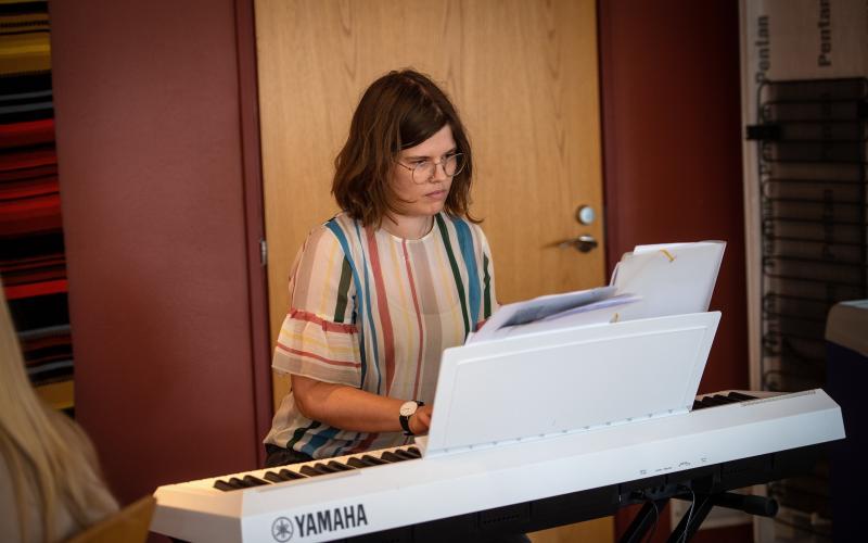 Den nyblivna kyrkomusikern Josefin Sundström spelar under festivalens avslutande lunchkonsert.<@Fotograf>Cajsa Borgström