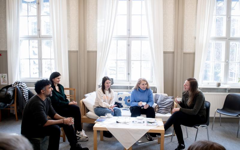 Kaffeklubben är som ett vardagsrum där man kan umgås och prata. Från vänster Pawan Soares, Julia Artemnko, Liahina Anastasiia, Iryna Kudloy och Hanna Lindholm.@Normal_indrag:<@Fotograf>Hülya Tokur-Ehres