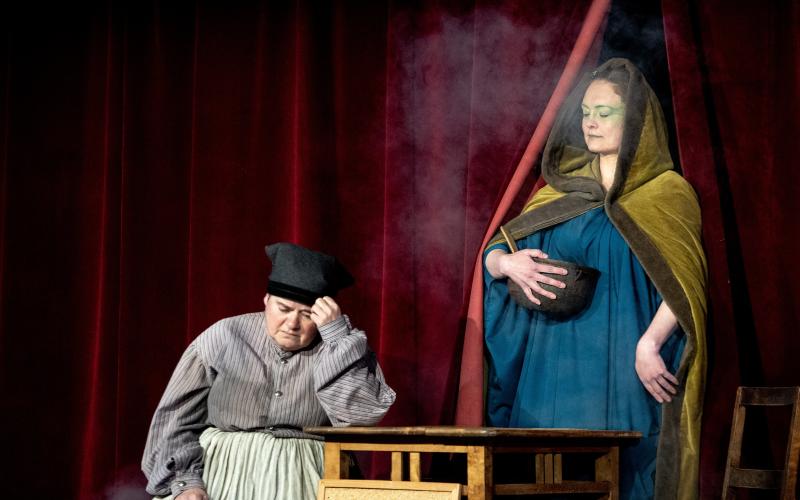 ”De tre önskningarna” är en klassisk saga. Två av rollerna i dramatiseringen spelas av Viveca Karlsson och Sanna Boman.