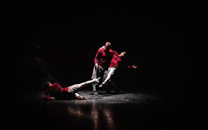 En del scener presenteras som stillbilder, separerade av blackouts. 