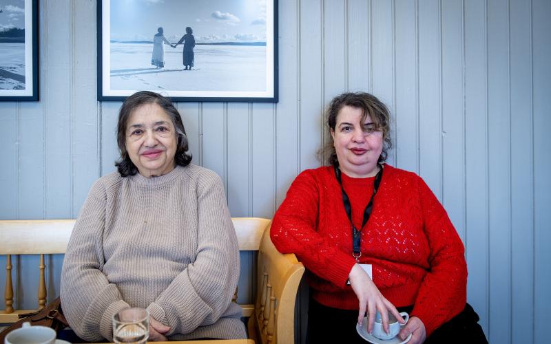 Amirah Mourah och Maia Jabbor, mor och dotter, kommer till Kaffeklubben så ofta som möjligt. Maia Jabbor är också volontär på Kaffeklubben.@Normal_indrag:<@Fotograf>Hülya Tokur-Ehres