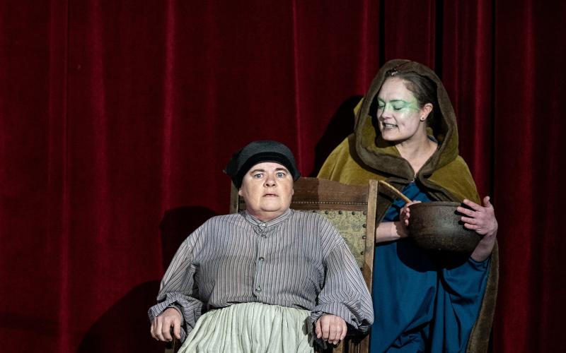 ”De tre önskningarna” är en klassisk saga. Två av rollerna i dramatiseringen spelas av Viveca Karlsson och Sanna Boman.