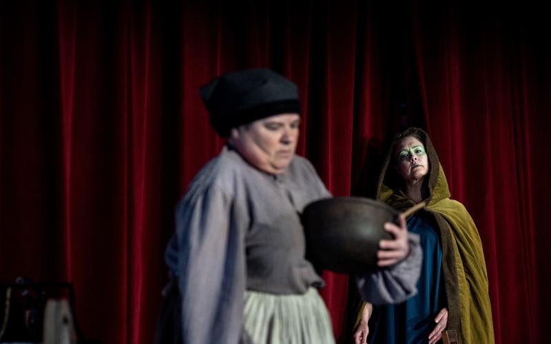 ”De tre önskningarna” är en klassisk saga. Två av rollerna i dramatiseringen spelas av Viveca Karlsson och Sanna Boman.