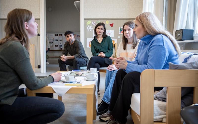 De flesta som kommer till Kaffeklubben vill öva sig på att prata svenska. Hanna Lindholm, Pawan Soares, Julia Artemnko, Liahina Anastasiia och Iryna Kudloy drickwer kaffe och pratar.@Normal_indrag:<@Fotograf>Hülya Tokur-Ehres