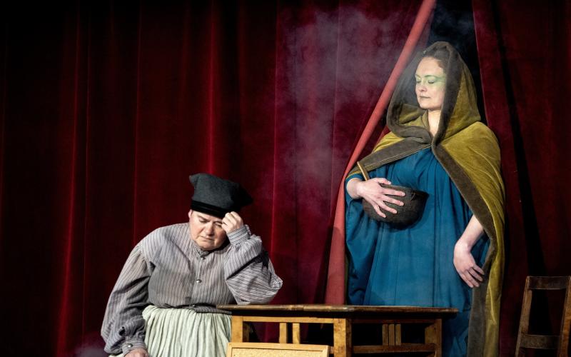 ”De tre önskningarna” är en klassisk saga. Två av rollerna i dramatiseringen spelas av Viveca Karlsson och Sanna Boman.
