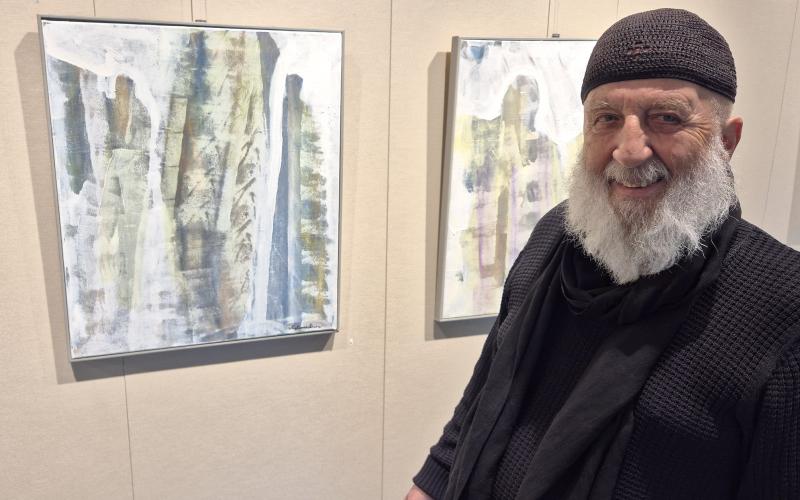 Stig Petrone vill skapat plats för kontemplation med sina målningar på Jomala bibliotek. 