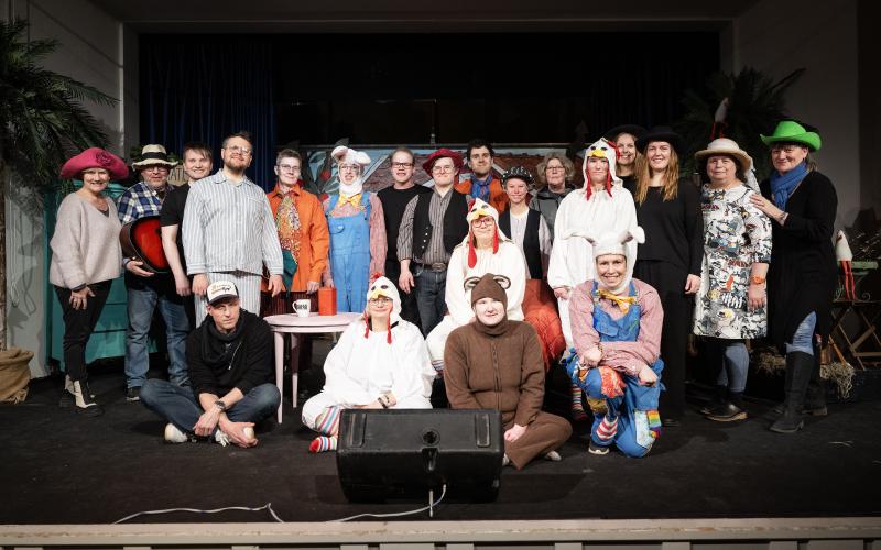 I morgon är det premiär för Funkisteaterns föreställning ”Hattjakten” på Stadshuset. Ensemblen består av (stående från vänster): Patricia Bergroth, Lasse Fredrikson, Marko Itkonen, Jonas Eriksson, Annette Lindberg, Jeanette Kratz, Emil Kronqvist, Erik Welander, Jakob Himmelstrand, Livia Hansen, Carola Finnäs, Emelie Ahonen, Nora Fredrikson, Maria Fredrikson, Gunilla Nilsson och Lena Andersson. Sittande från vänster: Johan Karrento, Anja Dennstedt, hönan som sitter i mitten är Simona Slent