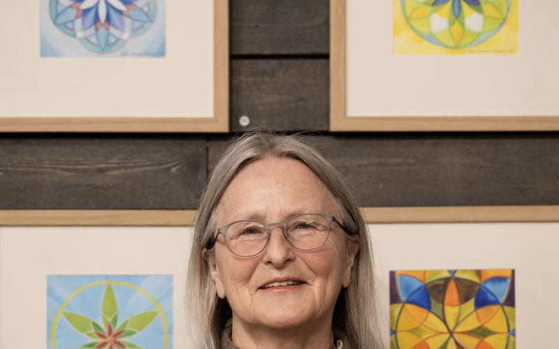 Det skulle bli ett födelsedagskort men utvecklades till en mandala, berättar Rose-Marie Lampi som utvecklat sitt mandalamålande vidare. 