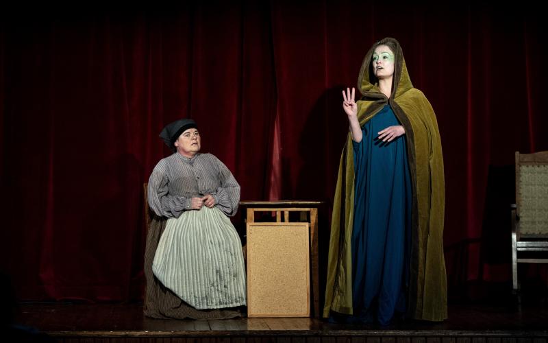  ”De tre önskningarna” är en klassisk saga. Två av rollerna i dramatiseringen spelas av Viveca Karlsson och Sanna Boman.