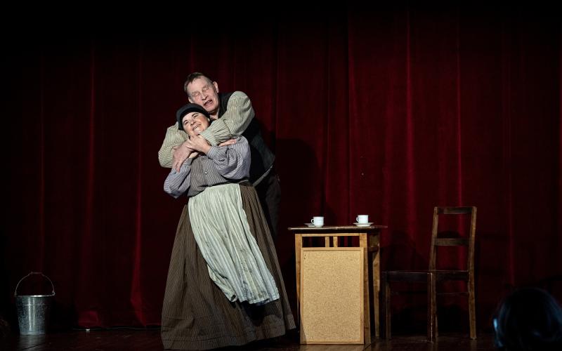 Viveca Karlsson och Jan Nordberg Synnöve Westerberg spelar ett fattigt par i ”De tre önskningarna”.