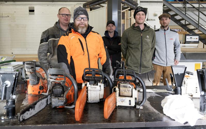 Johan Rosenberg, Jonas Karlsson, Karl-Johan Jansson, Robert Hellgren och Andreas Söderlund deltog i motorsågskursen.