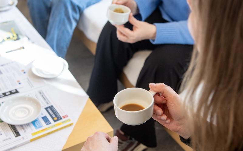 Kaffe och samtal är det viktigaste.@Normal_indrag:<@Fotograf>Hülya Tokur-Ehres