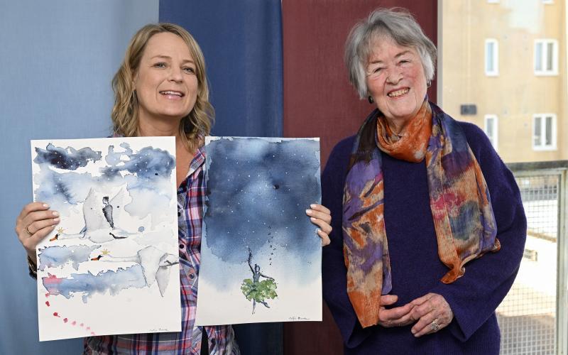 Illustratören Catja Barck, här med några skisser till bokillustrationerna, och författaren Ann-Christin Waller, ger i höst ut ungdomsromanen ”Talitha”, som handlar om mobbing.  <@Fotograf>Robert Jansson