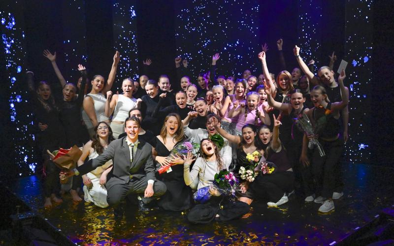 Årets dansare och artister jublar på scenen efter showen. Längst fram i mitten sitter vinnaren Tindra Karlsson.