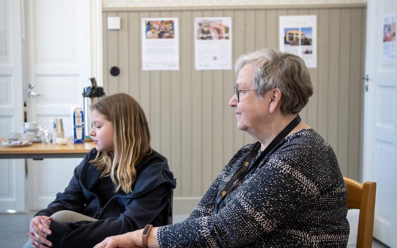 Milea Roxbäck och volontär Birgitta Williamsson på Kaffeklubben.@Normal_indrag:<@Fotograf>Hülya Tokur-Ehres