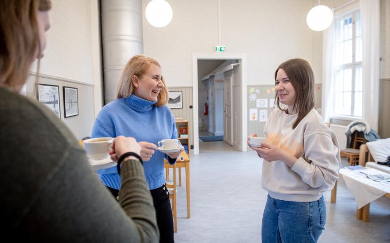 Det är roligt och trevligt att komma till kaffeklubben tycker Iryna Kudloy och Liahina Anastasiia.@Normal_indrag:<@Fotograf>Hülya Tokur-Ehres