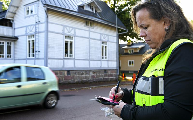Katja Rajavuori lämnar ofta färgranna lappar med information om parkeringsregler och annat ägaren av fordonet bör tänka på.@Foto:Jacob Saurén