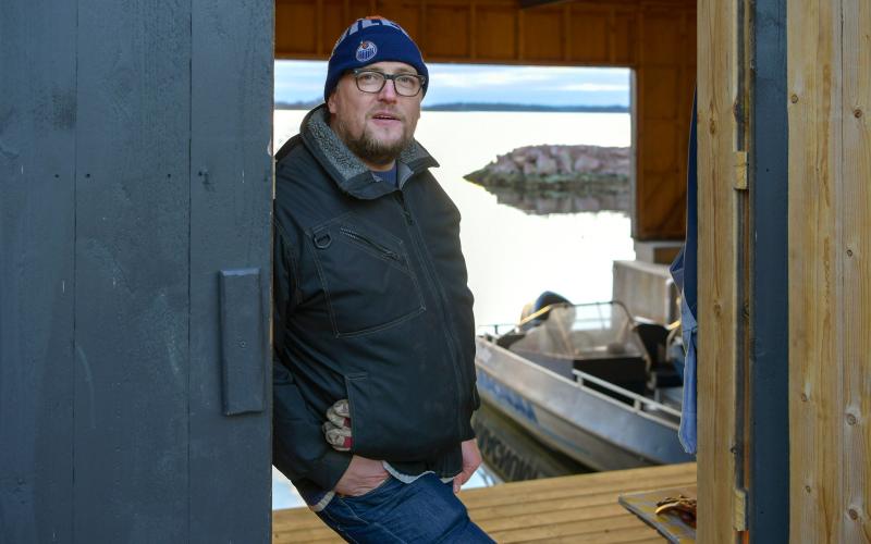  Stugan i Lemland är en viktig plats för Tomas Lindqvist. Kanske blir det ett permanent boende för familjen här så småningom.