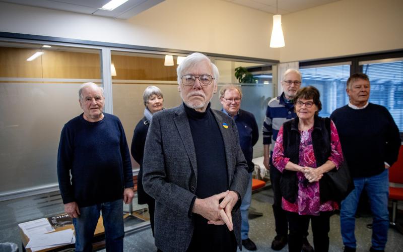 Ulf Grüssner ingår i Ukrainagruppen som varje kväll protesterar utanför det ryska konsulatet. Flera andra personer i gruppen ger honom sitt stöd under tingsrättens behandling av målet. Från vänster Kurre Åkerholm, Ann-Sofie Mattsson-Wallén, Stig Forsman, Bengt Enqvist, Gunilla Lindroos-Friman och Mosse Wallén.