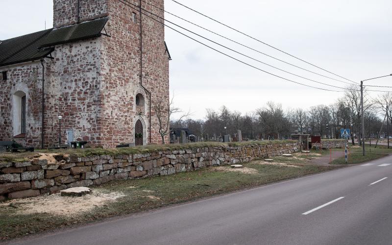 2021 höggs 15 askar ner utanför Jomala kyrka. De ska så småningom ersättas med 18 skogslindar.