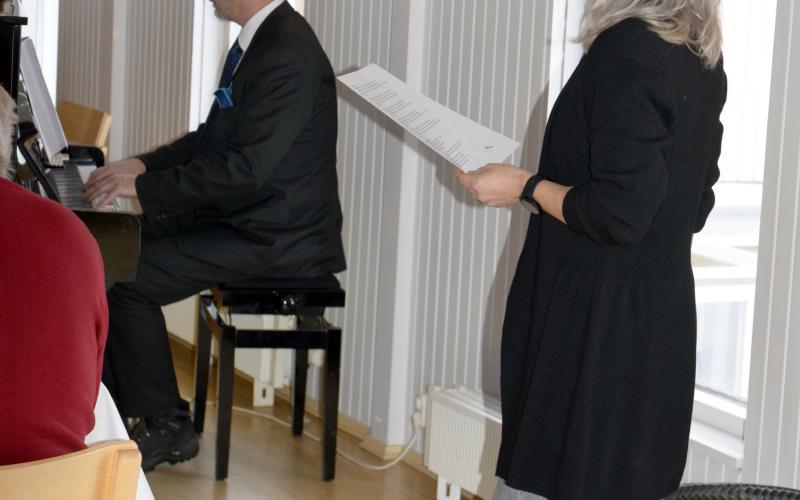Kantor Christian Juslin vid pianot och diakon Maria Sjölund höll i allsången.