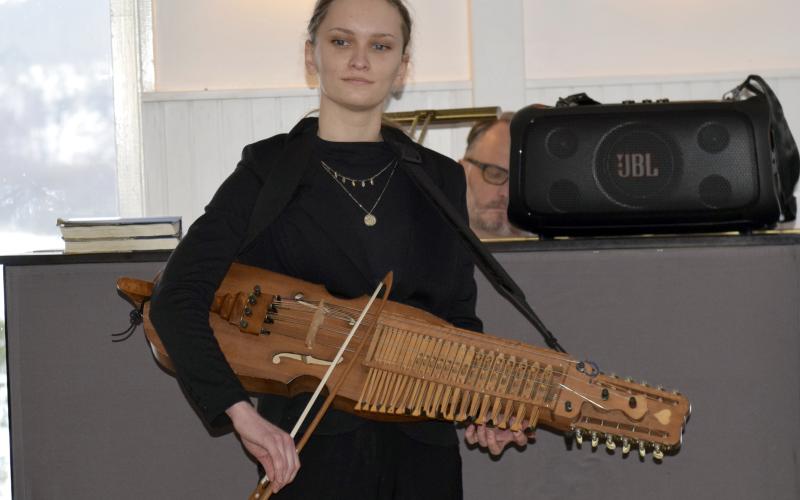 Amanda Perander underhöll med att spela nyckelharpa.