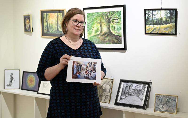 Illustratör Eva-Lotta Kastilan-Ezer är mitt uppe i arbetet med en egen barnbok. Historien föddes i denna bild av en flicka som rider på en jak. Den bilden och mycket mer går att se på hennes utställning ”Nyanser” på Galleri Ehns. 