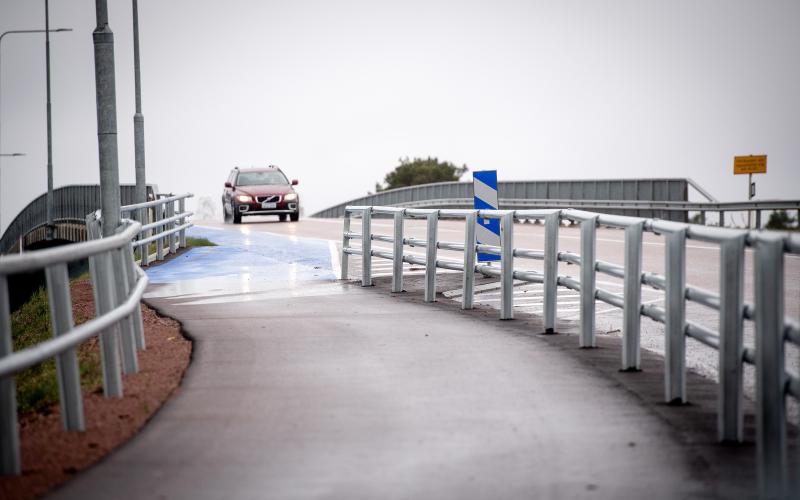 Enligt kritiken är cyklister och fotgängare på Marsundsbron oskyddade. Håkan Lindén föreslår att man hittar en lösning för att skilja vägbanorna åt, till exempel ett vägräcke.