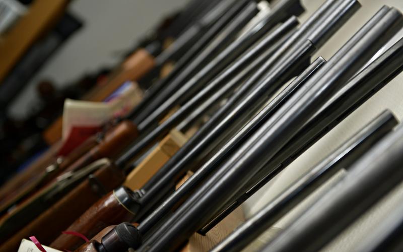 En vapenhandlare åtalas för skjutvapenbrott efter att ha lämnat över ett vapen på garantireparation till en person som saknar tillstånd för det. <@Fotograf>Jacob Saurén