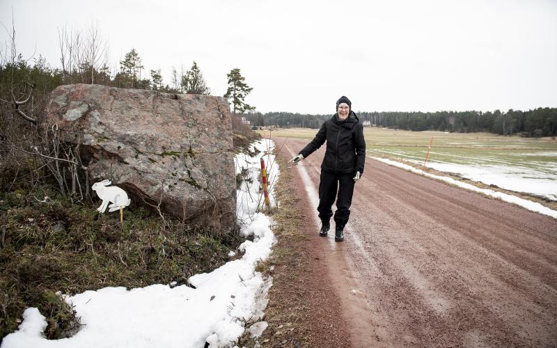 ”Här sades det att tomten bodde när jag var liten” berättar Margareta Söderström om harstenen.