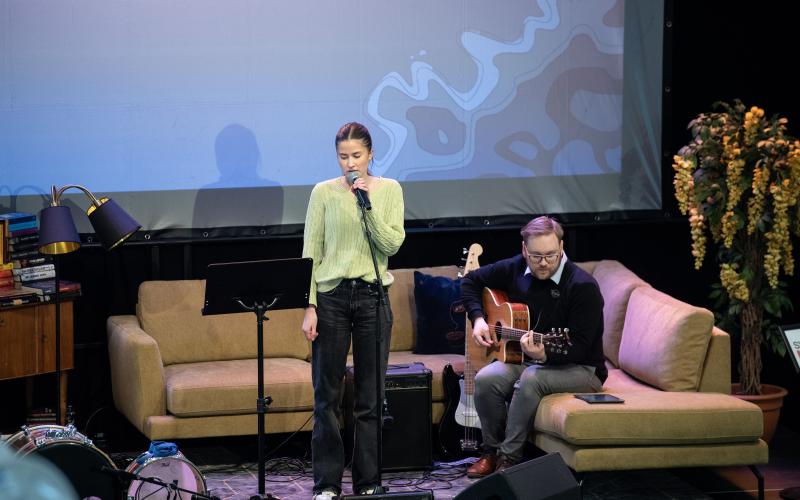 Sofia Eriksson sjöng bland annat ”Himlen runt hörnet” till ackompanjemang av Patrik Eriksson på gitarr. Senare framträdde även duon Asphodel, bestående av Frodes Lantz och Michael Himmelstrand. 