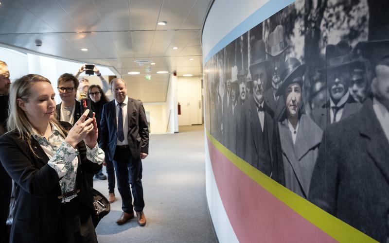 Jessy Eckerman (S) tar en bild av Ålands första landsting.