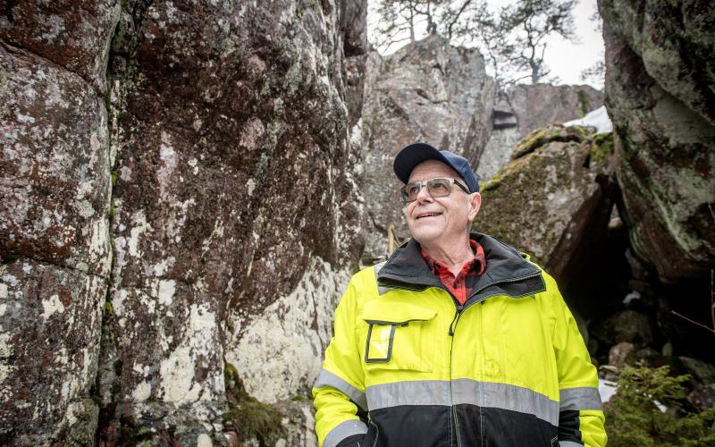 Lennart Joelsson visar och berättar om Krogstadgrottan.