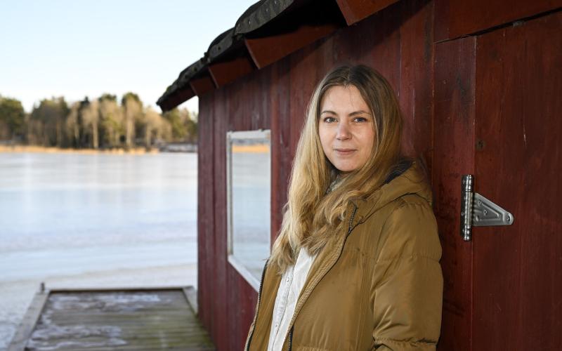I sin nya roman ”Sol över mörka gärden” berättar Zandra Lundberg gripande om fem generationers kvinnor och det själsliga arv som förts vidare genom åren. @Fakta_text