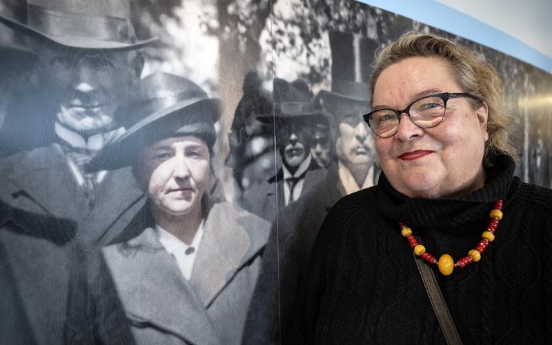Fanny Sundström har nu fått en synlig plats i lagtingshuset, tack vare konstnären Satu Kiljunens verk.