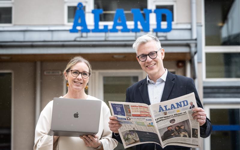 Utdelningen av papperstidningen på lördagar upphör den 6 april. Den som vill läsa lördagstidningen på papper får den på måndagen. På bilden redaktionschef Sandra Widing och publisher Daniel Dahlén.