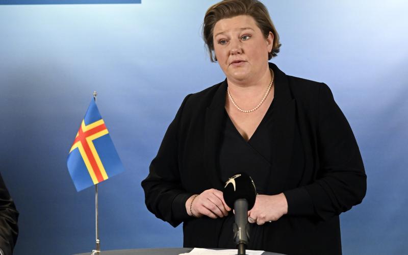 <@Foto>Civilminister Ingrid Zetterman (Lib) sade sig vara ”övertaggad” när hon fick presentera förslaget till lagstiftning för  informationshantering i lagtinget. Hon citerade Idol-finalisten Tilde Westergård från Idoluttagningen i svenska TV4. <\n><@Fotograf>Robert Jansson 