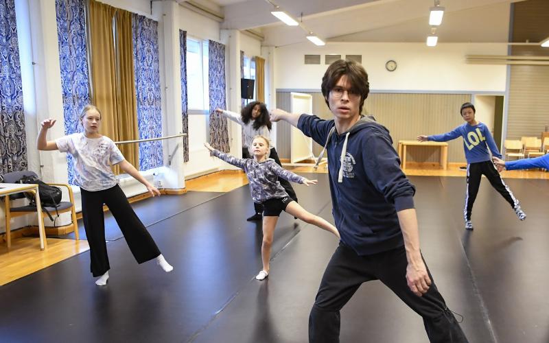 Marin Lagos Kuusk under en lektion i modern dans på Ålands musikinstitut. Bakom honom eleverna Nora Tornefjell, Ingrid Lundsten och Marlon Wu. I bakre raden syns Kayleen Höglund och Mario Lin.