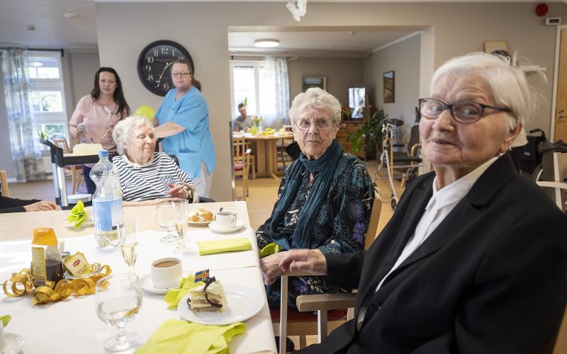 <@Fotograf>Marita Johansson, Hagar Dahl och Marita Johansson har serverats kaffe och tårta.@Byline_Tel:<@Fotograf>Daniel Eriksson