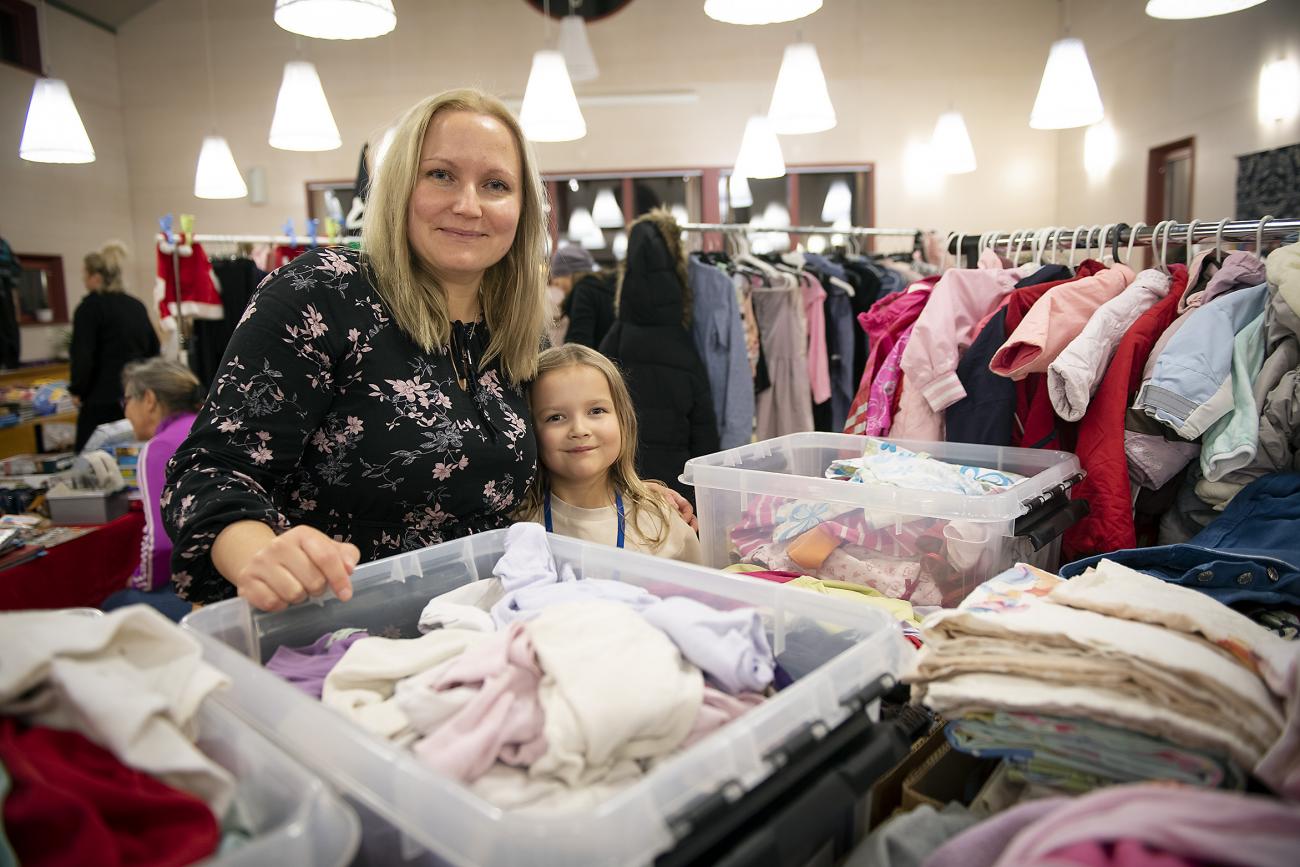 Jenny och Lilja Linnanlehto säljer barnkläder.