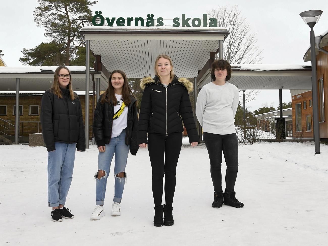 Religionsundervisningen som den ser ut i dag är snart historia och elevrådet på Övernäs högstadieskola berättar vad de tycker om det. På bilden syns Leia Wiklund, Alicia Eckerman, Tindra Sjöström och Benjamin Kasianov.