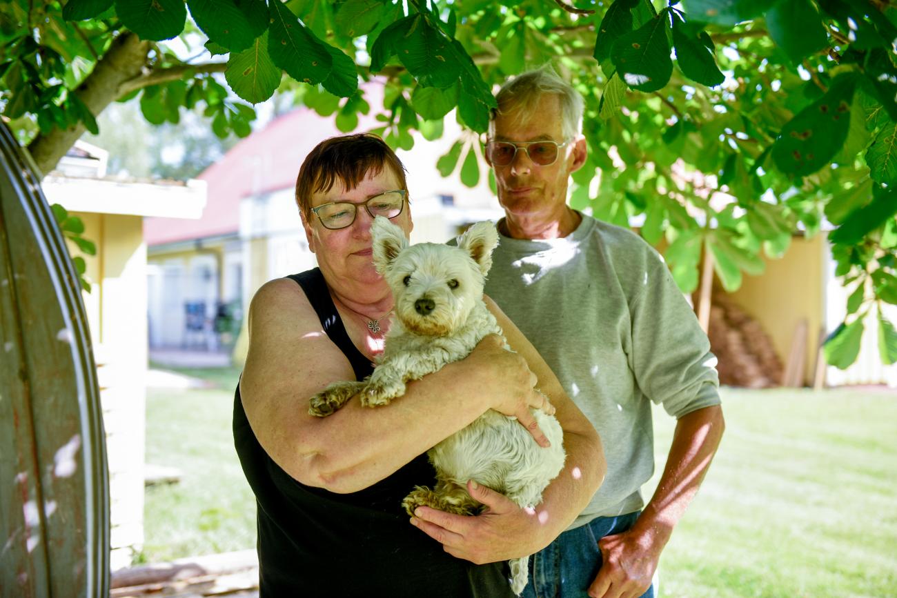 Christina Rosenberg, Jan-Olof Lindqvist och hunden Milou.