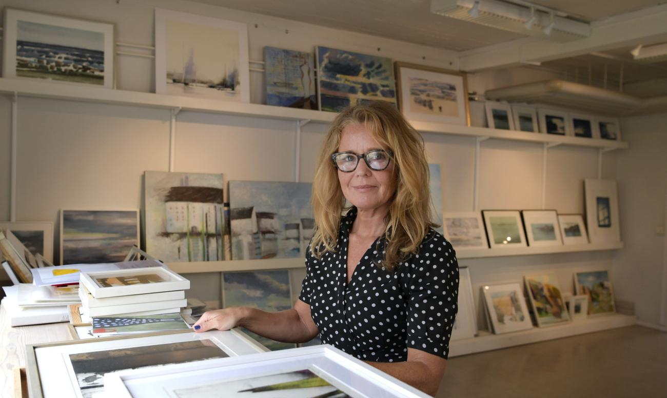 280818 , 28082018 , 20180828 , Galleri Skarpans , ny ägare Leila Cromwell-Morgan , galleri , konst galleri *** Local Caption *** @Bildtext:Leila Cromwell-Morgan har flera idéer om hur galleriet kan bli en mötesplats för kulturintresserade. Hon har gjort om det inre rummet till showroom för galleriets egen konst. Jag tänker byta ut verken som ligger framme med jämna mellanrum så att det hela tiden sker nya saker här, säger hon.
