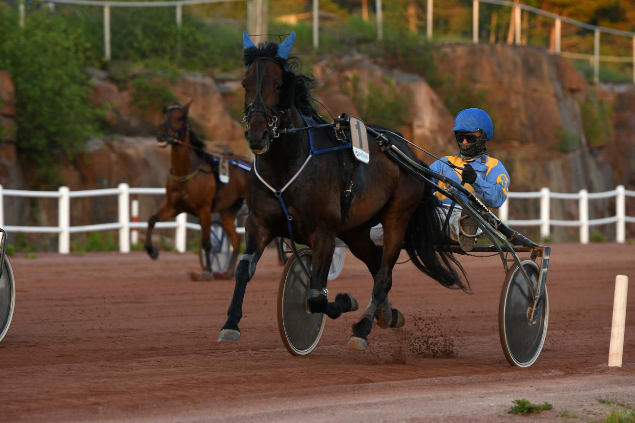 *** Local Caption *** @Bildtext:Twilight Angel och Jonas Rosenberg hoppade dessvärre bort sig redan i starten.@Normal:<@Foto>Foto: Sofia Södergårdh