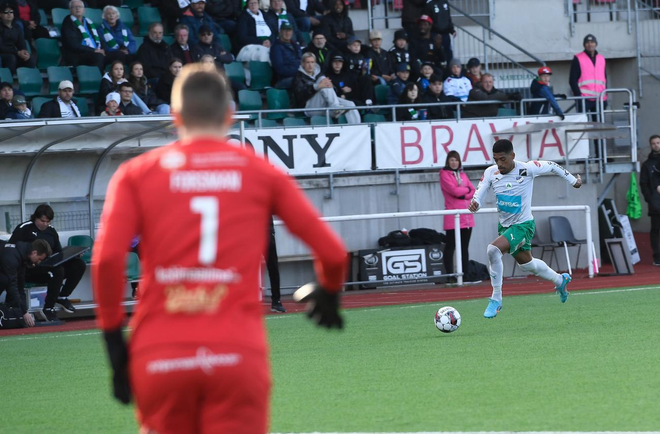 Fotboll, IFK MAriehamn - VPS *** Local Caption *** @Bildtext:Anfallaren Dé rusar mot VPS-målet som vaktades av förre IFK-målvakten Oskari Forsman.@Normal:<@Foto>Foto: Daniel Eriksson