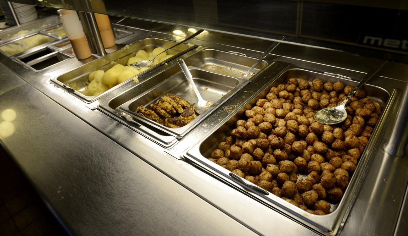 köttbullar, skolmat, buffé *** Local Caption *** @Bildtext:Lammfärsbiffar och köttbullar stod på menyn i lycéets restaurang Oasen i fredags. Just denna mat blev över och fryses därför in för att serveras vid ett annat tillfälle. Hade det inträffat i en annan skola hade den överblivna maten sannolikt sålts till personalen och givit ett tillskott till kökskassan.@Foto:Foto: Staffan Lund
