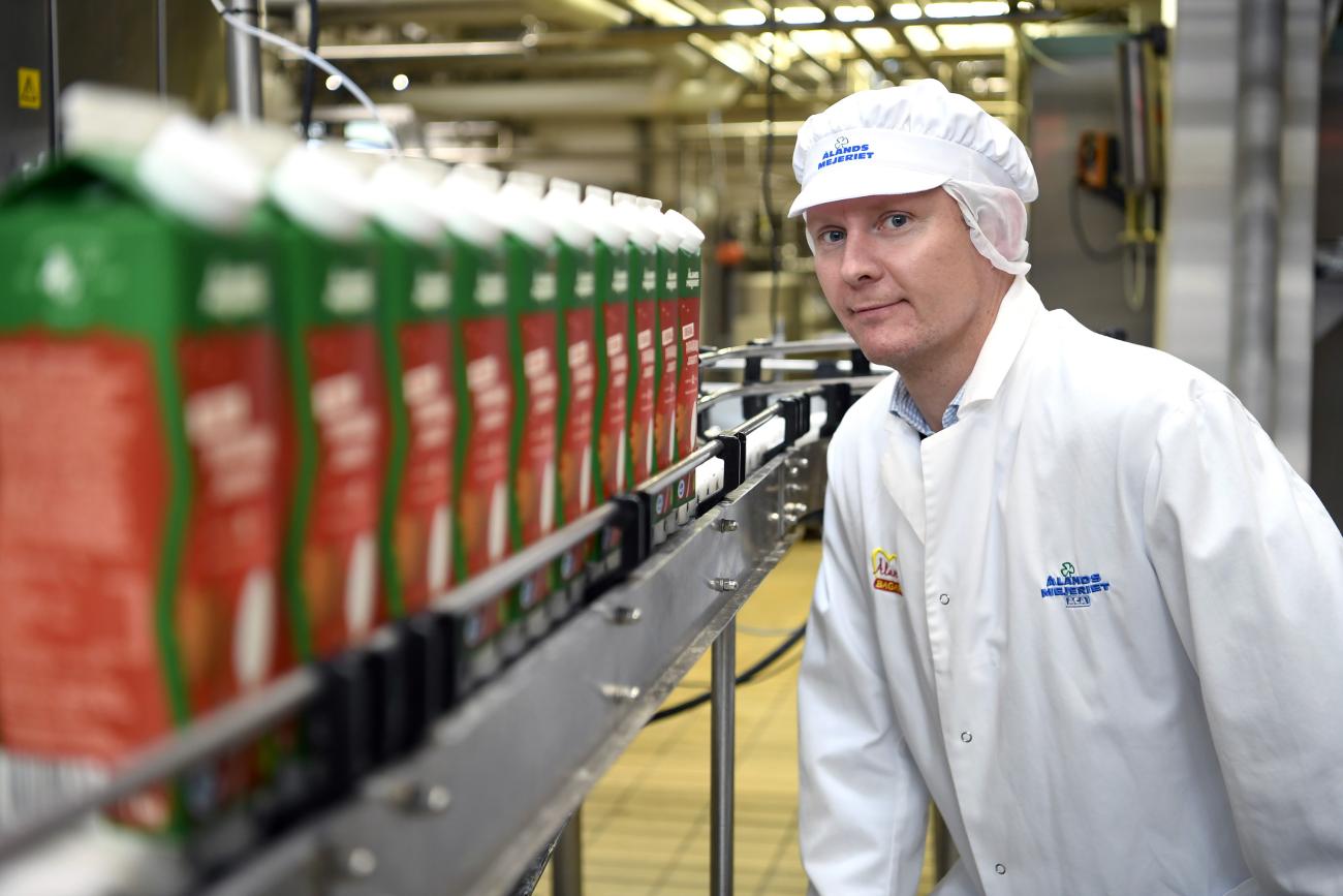 141021 , 14202021 , 20211014 , ÅCA 100år , hundraårsjubileum , VD Joakim Blom med den nya pepparkaksyoghurten som lanserades till hundraårsjubileet , pepparkaksyoghurt