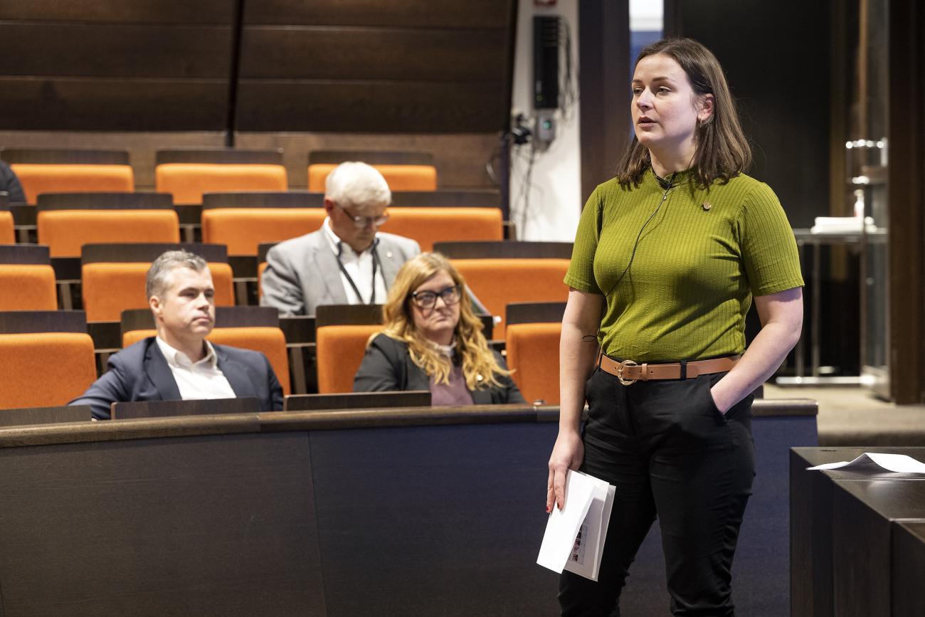 Ålands landskapsregering, Finans- och näringsutskottet, hörande om vindkraft, Anna Häger *** Local Caption *** @Bildtext:Anna Häger från Ilmatar uppmanade politikerna att vara noggranna när de tar beslut om vindkraftssatsningen i de åländska vattnen. I bakgrunden syns 0X2:s Anders Wiklund (till vänster), vice lantrådet Harry Jansson (C) och Ilmatars Anna Karlsson.<@Foto>Foto: Daniel Eriksson