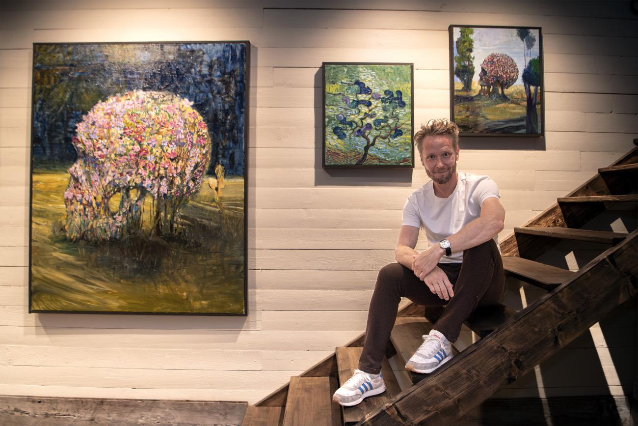 Jonas Wilén har målat känslostyrt till sin nya utställning. 