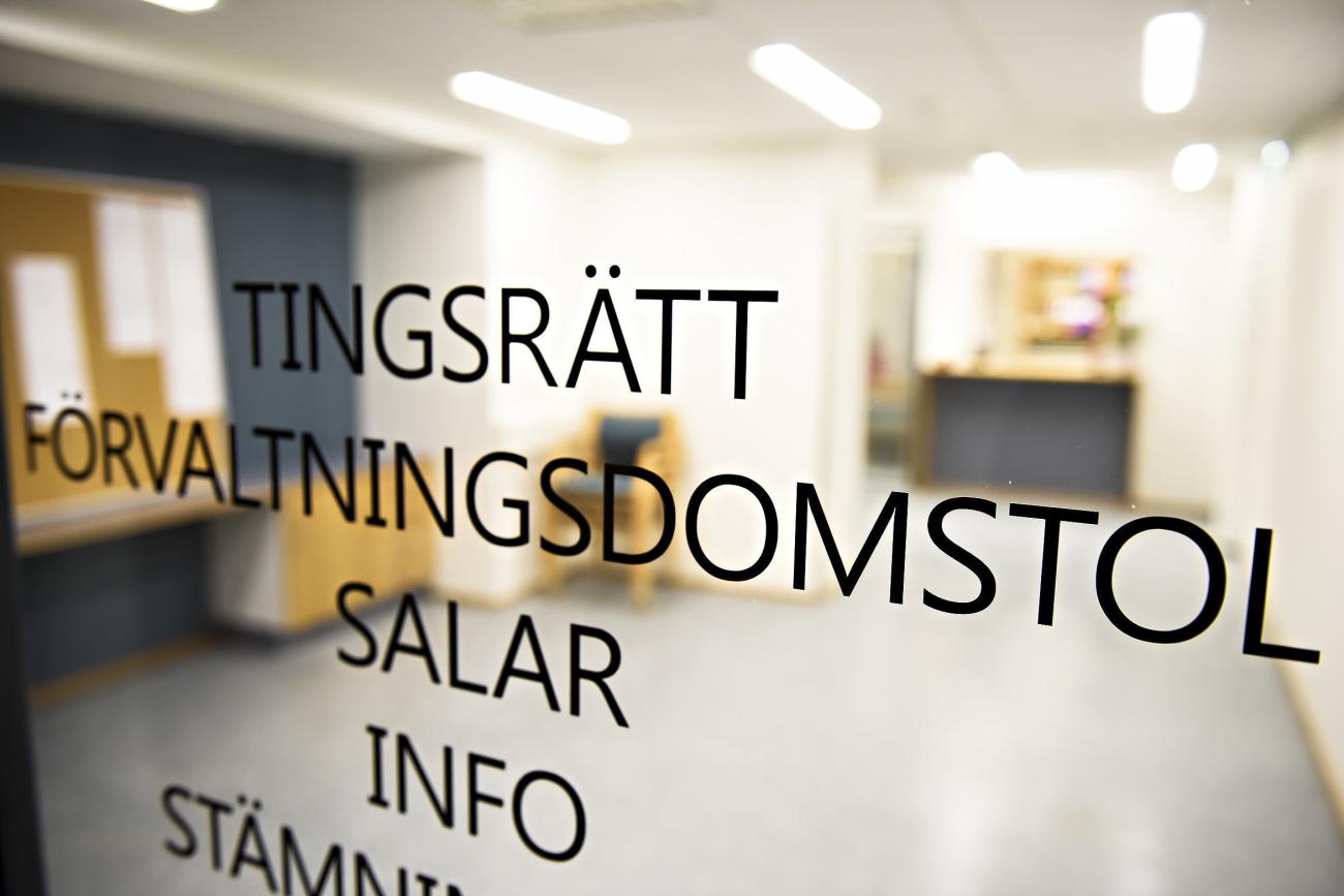 Två män döms till fängelse av Ålands tingsrätt. Den ena fälls på 20 av 24 åtalspunkter.
